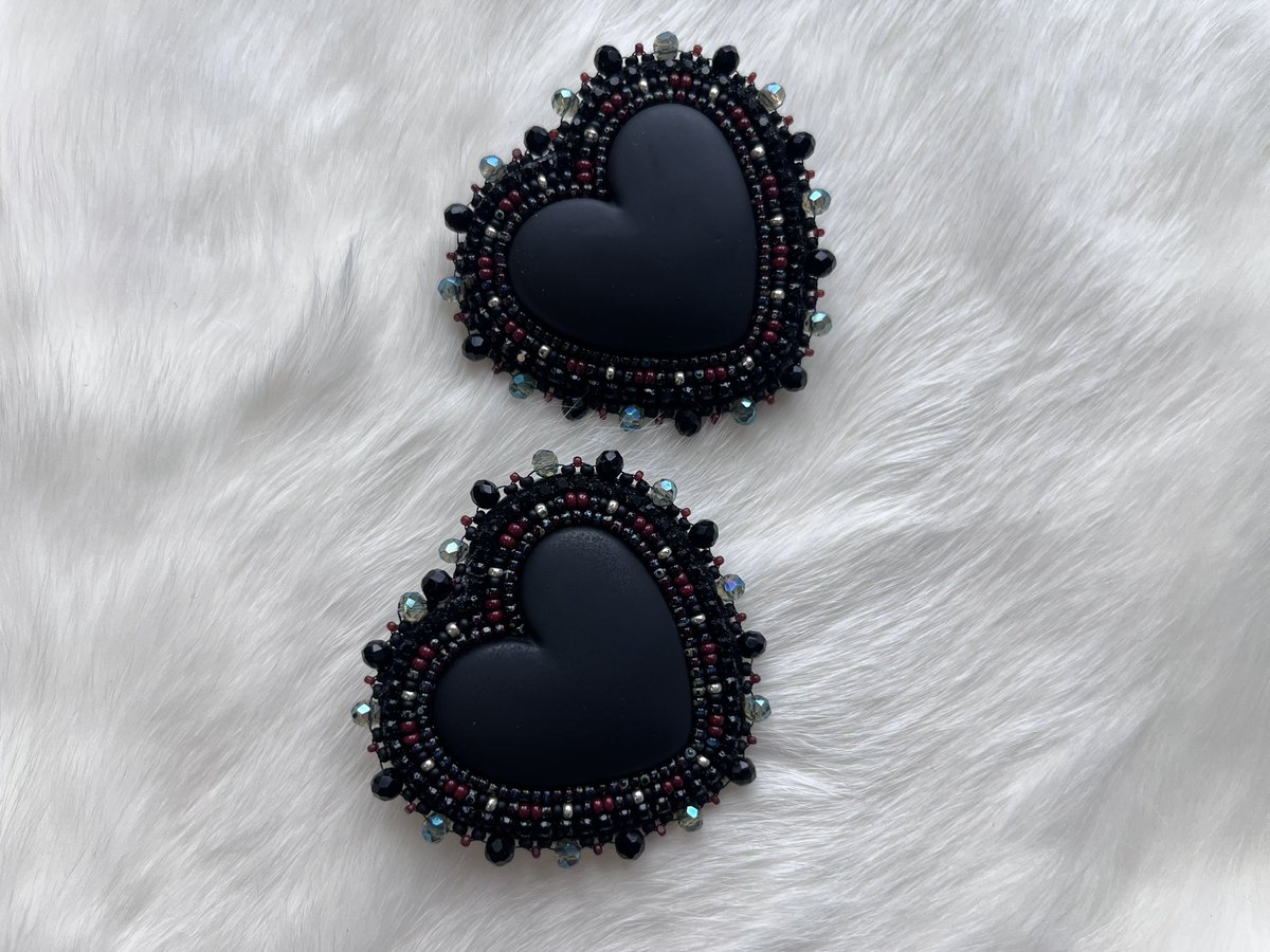 hangsangwjk's tweet image. Hey moots I have some hand beaded items for sale! 🤎 If you buy from me I will throw in some of my native BT21 stickers for free! Just tell me your bias hehe #indigenous #indigenousbeadwork #nativemade #beadworkforsale #canada