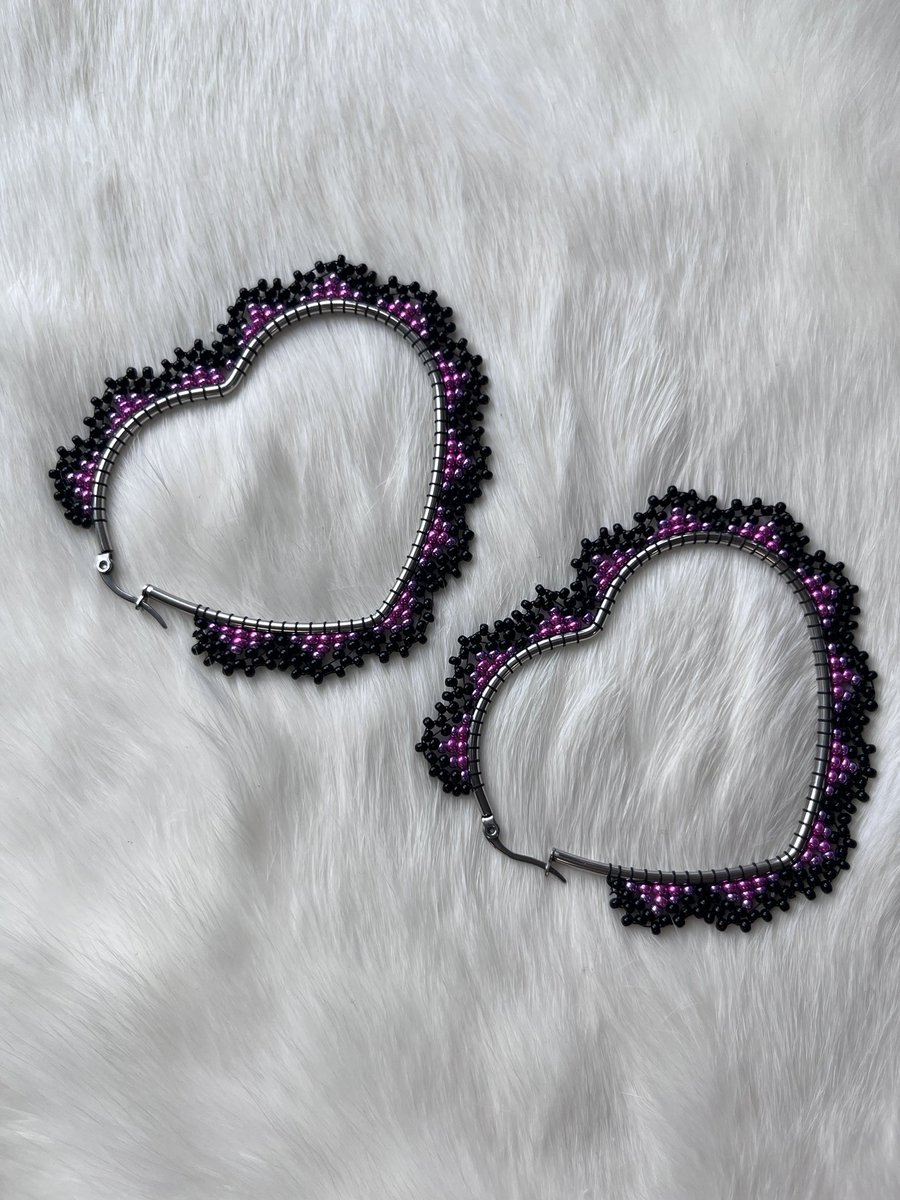 hangsangwjk's tweet image. Hey moots I have some hand beaded items for sale! 🤎 If you buy from me I will throw in some of my native BT21 stickers for free! Just tell me your bias hehe #indigenous #indigenousbeadwork #nativemade #beadworkforsale #canada