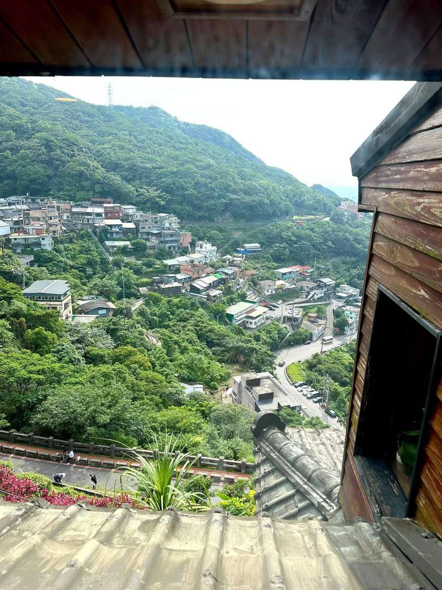 Sip a cup of tea, watch the mountains, the sea, and the old street—stealing a peaceful half-day from busy life~