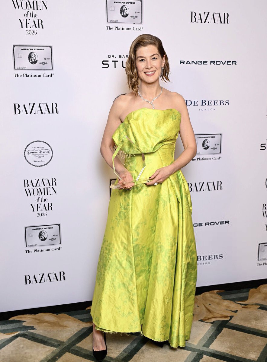 📸 Rosamund Pike won the Theatre Actress award at the 2025 Harper's Bazaar Women of the Year Awards. (November 6, 2025)