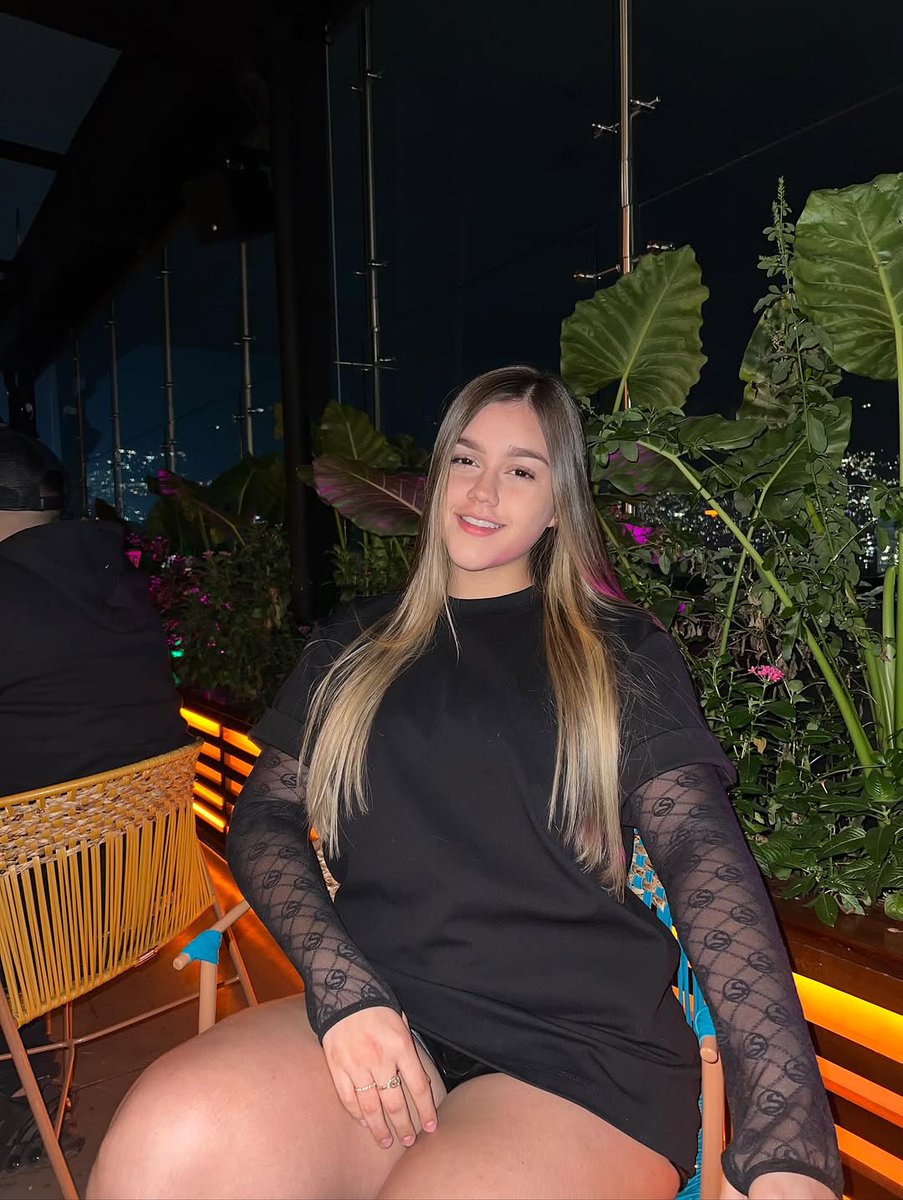 SexyVestidos's tweet image. La dama de negro 🖤 🤤