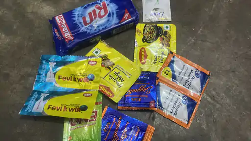 askshivanisahu's tweet image. प्रयागराज में शांतिपुरम में कल रात पुलिस ने नकली घरेलू सामान बनाने वाली बड़ी फैक्ट्री पकड़ी है। नवजीवन हॉस्पिटल के सामने सेक्टर A में चल रही थी।

इस फर्जी फैक्ट्री में नामी कंपनियों के उत्पादों की नकल कर उन्हें असली पैकिंग में बेचा जा रहा था। मौके से पुलिस ने करीब दो करोड़ रुपये…