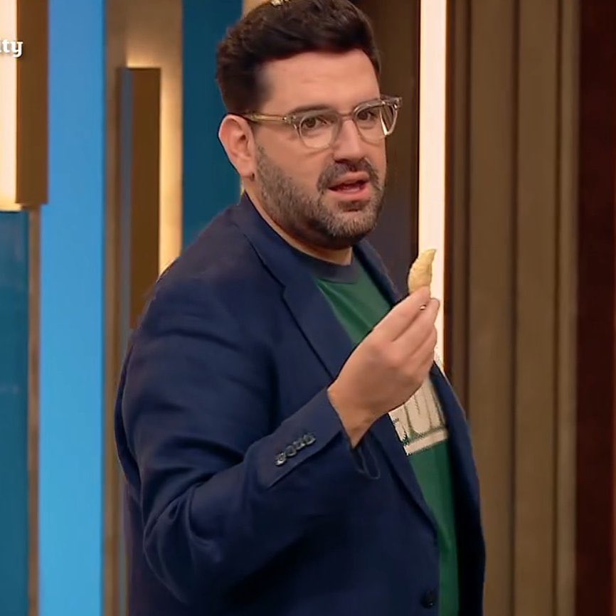 nexxtothem_'s tweet photo. el tamaño de la empanada de momi #MasterChefCelebrity #MasterChefCelebrityArgentina https://t.co/dvYZFavTJU