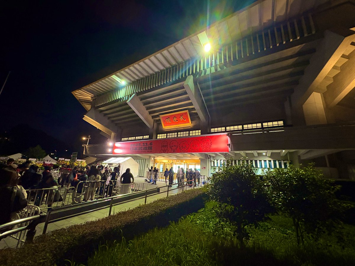offside_again's tweet photo. 礼賛 日本武道館 単独公演

ついに武道館。
恐ろしいほど観客を巻き込みながら、終始大熱狂。『SLUMP』から始まった意味。『生活』での〆。CLR節は全開で、圧倒されるほどの迫力。

歌い続けた『熱帯夜』を武道館で観れたのは、かなり痺れた。

#礼賛 https://t.co/PcjIwmOoxr