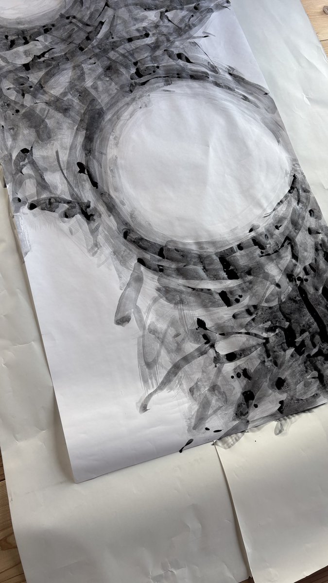＜とびら2025＞　6
毎年参加させていただいている絵画展覧会への出展作品を制作中。

薄塗り工程の後半です。
ややアクションペイントの要素を入れつつ、やりすぎ注意！

#展覧会　#イラスト