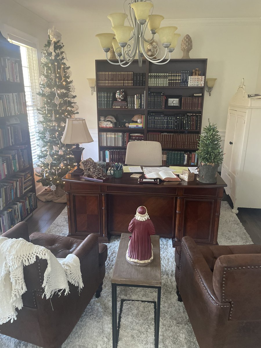 e_leopard's tweet image. My Christmas loving Queen @dawnleopard already has the house decorated inside and out even my home study/office