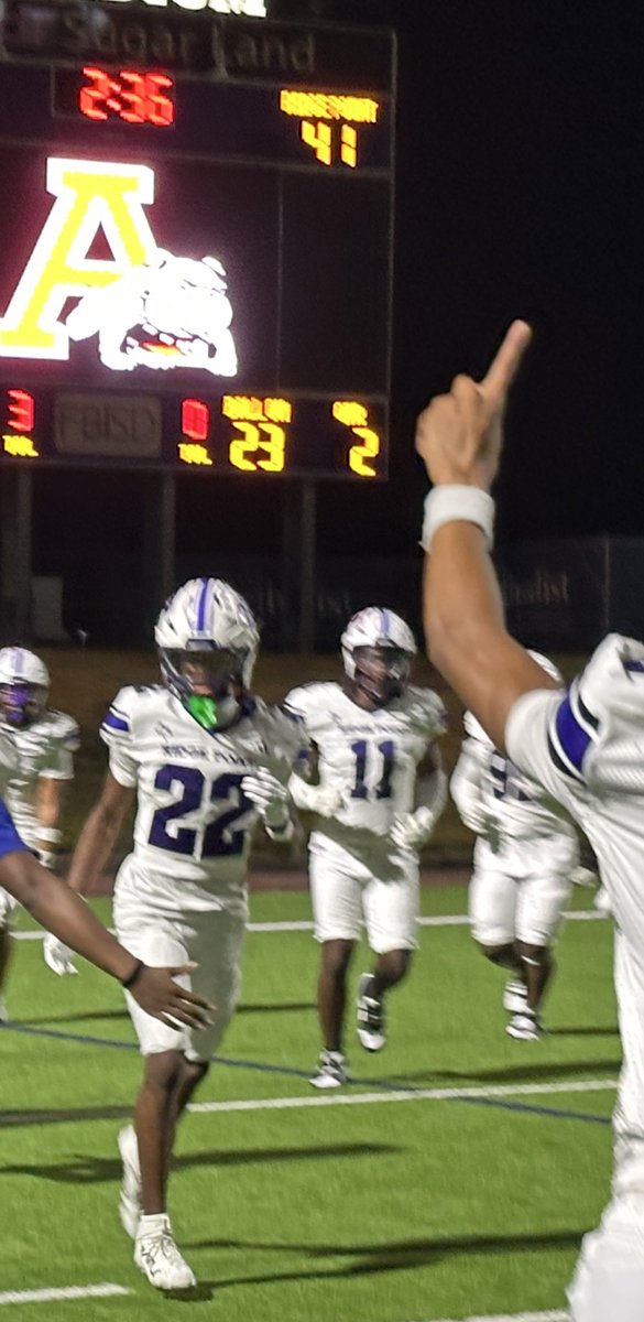 RPHS_Panthers10's tweet photo. @RGAPMobileLive @RPHS_Royals 🚨Football (V)🚨: RP kick-off to Austin/ Dogs throw interception/DB Lakaiden Fortenberry #22 gets #Pick6/PAT by Revere Good! RP v. Austin! #GameDayReady #DefendThePoint #PanthersWrapUp #GetAfterDemDogs @RGAPMobileLive
Panthers 42
Bulldogs 9
2nd Q: 2:59 https://t.co/AaSouPK7wy