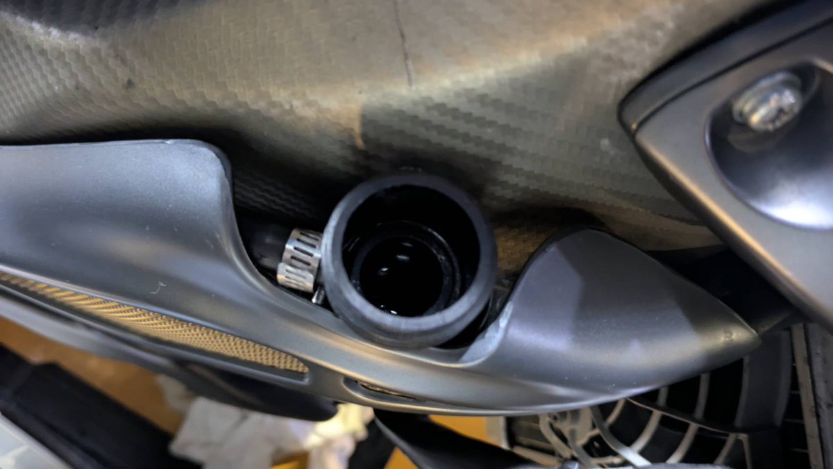 マサ兄)すみません
上司)どうした？
マサ兄)実はブレーキの当たり出そうと船◯港行ったら、ラジエーターキャップ落としてしまい道端を夜中１時まで探したんですが、見つからなくて....
仕事手につかないので有給使って探しに行っていいですか？
上司)それなら仕方ないな
今ココ
笑い死にするwww