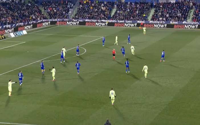 Tactical__M's tweet image. Too much space on the flanks, let me introduce you to a real low block…