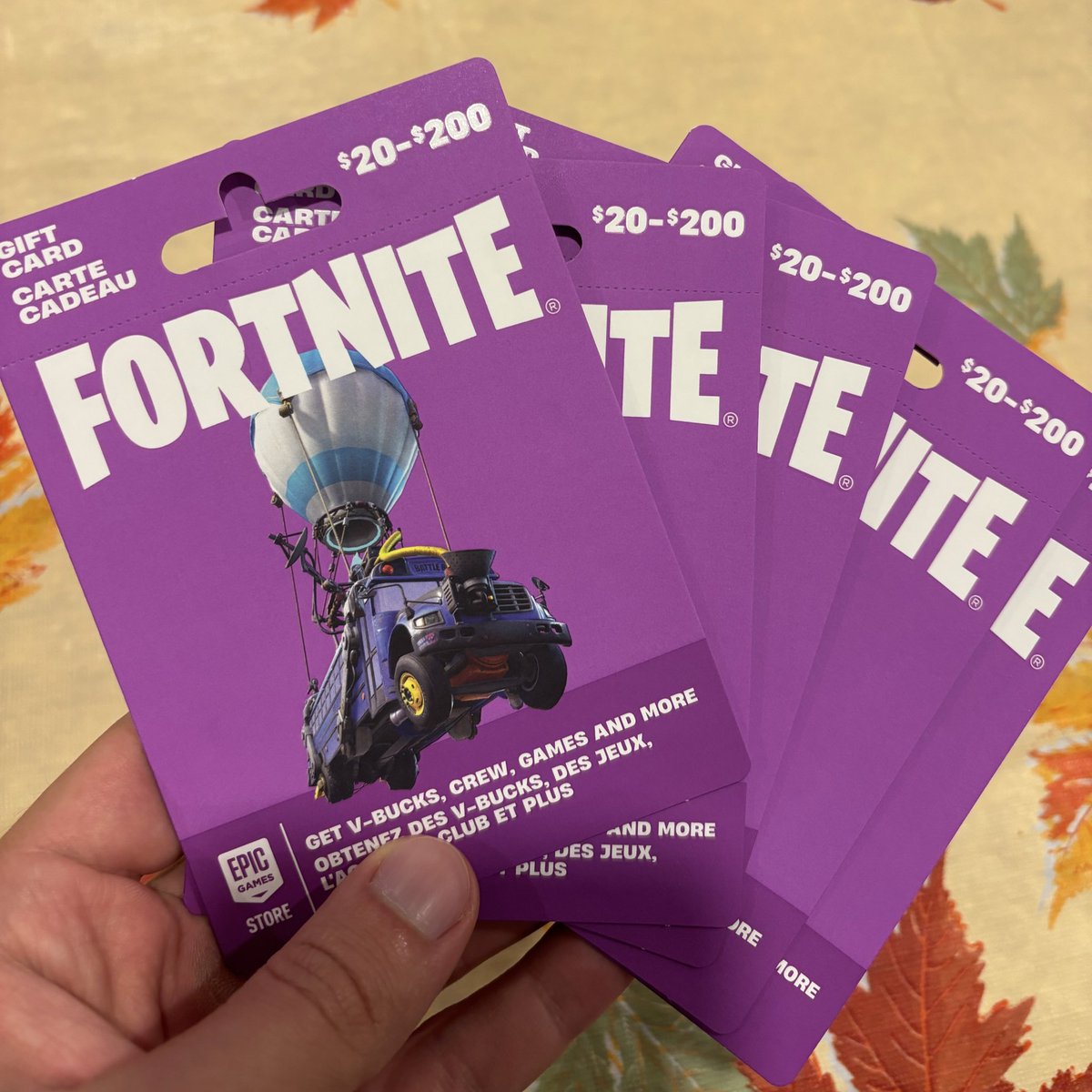 oShven's tweet image. LETS GOOO Canada now has the new Fortnite Gift Cards!

WHO NEEDS ONE? Drop a LIKE &amp;amp; RT 

Why would I send one in your DMs?