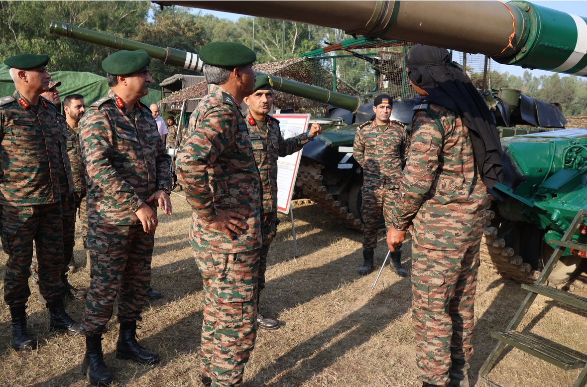 #Strong&amp;Capable

तैयारी अभी जारी है ! 🇮🇳
अबकि तैयारी पहले से ज्यादा भारी है !! 

Lt Gen #ManojKumarKatiyar, PVSM, UYSM, AVSM, #ArmyCommander, reviewed the operational preparedness of troops deployed in Forward Areas of #Jammu, #Kathua, #Samba and #Pathankot ensuring they remain