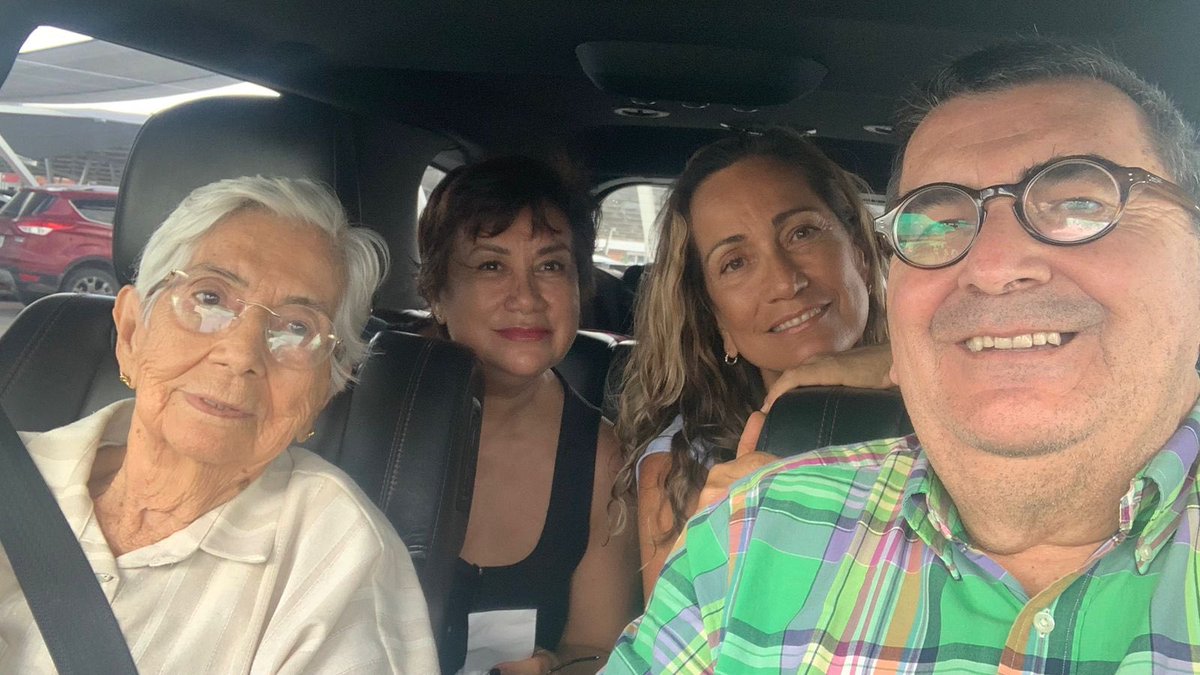 Celebrando el cumpleaños 92 de mi señora Madre. Besos mamá