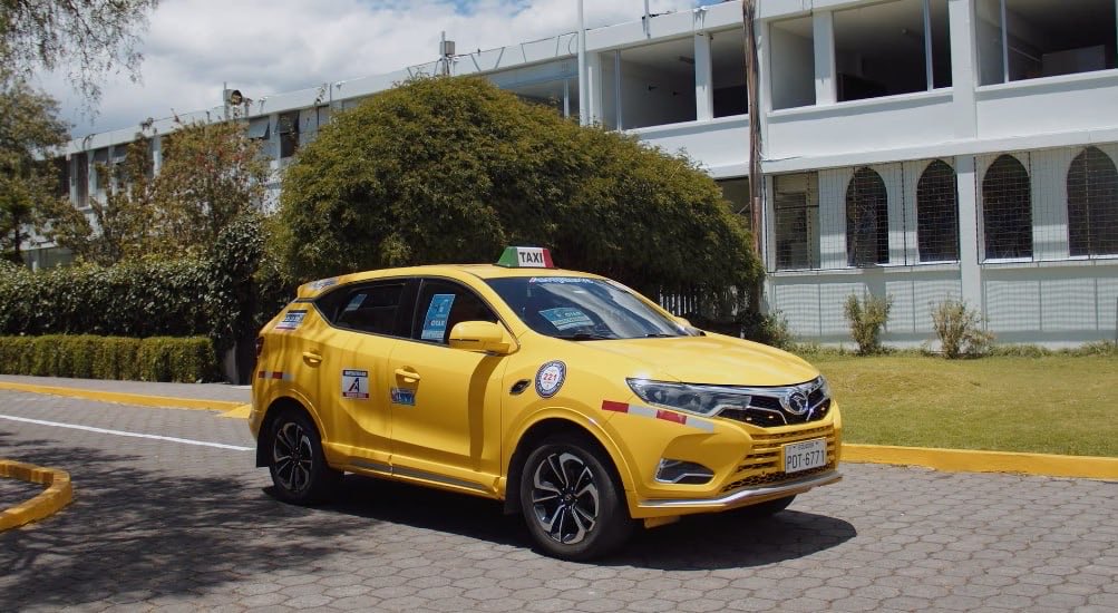 CNE_LosRios's tweet image. Como parte de su política de inclusión ♿, el #CNE, junto con #CONADIS y la Federación de Transporte Terrestre de Pichincha 🚌, impulsa la campaña “Voto sin límites ni barreras”.
#ReferéndumYConsulta2025 #VotoEnCasa #MesasAtenciónPreferente #TuVotoPorEcuador