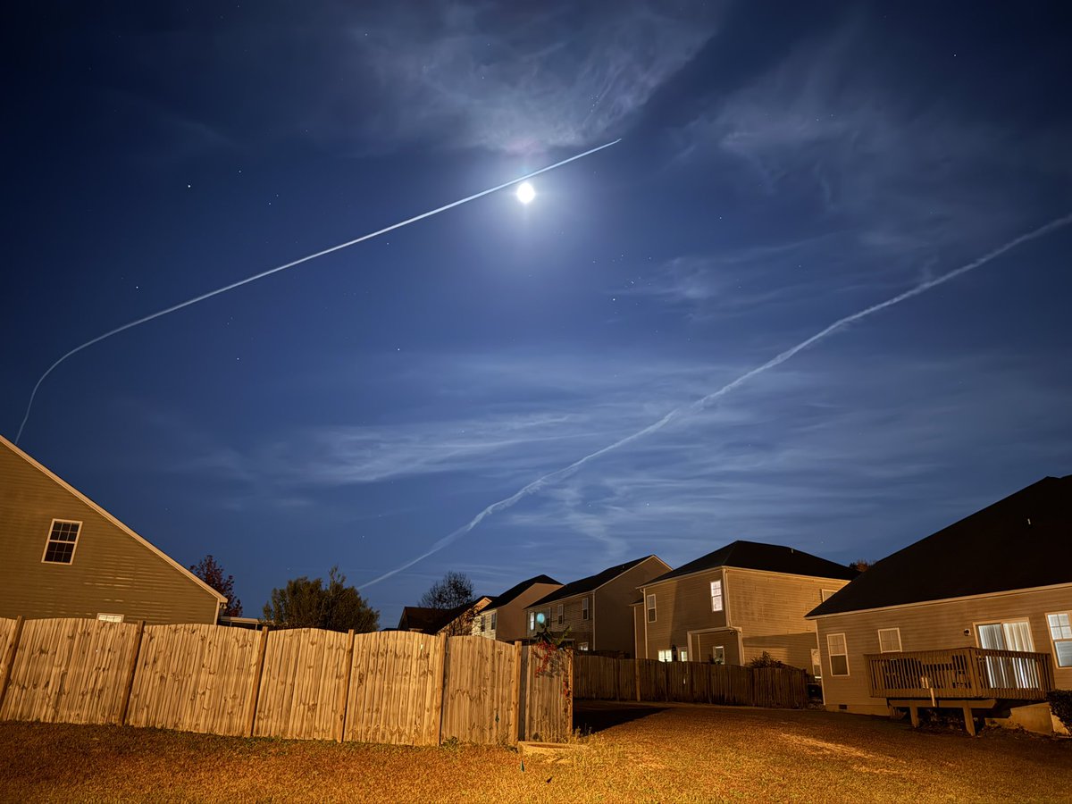 moonlizard's tweet photo. Chemtrailing under the cover of night at 9:45PM in Columbia SC. https://t.co/7ZK8gPsdOA