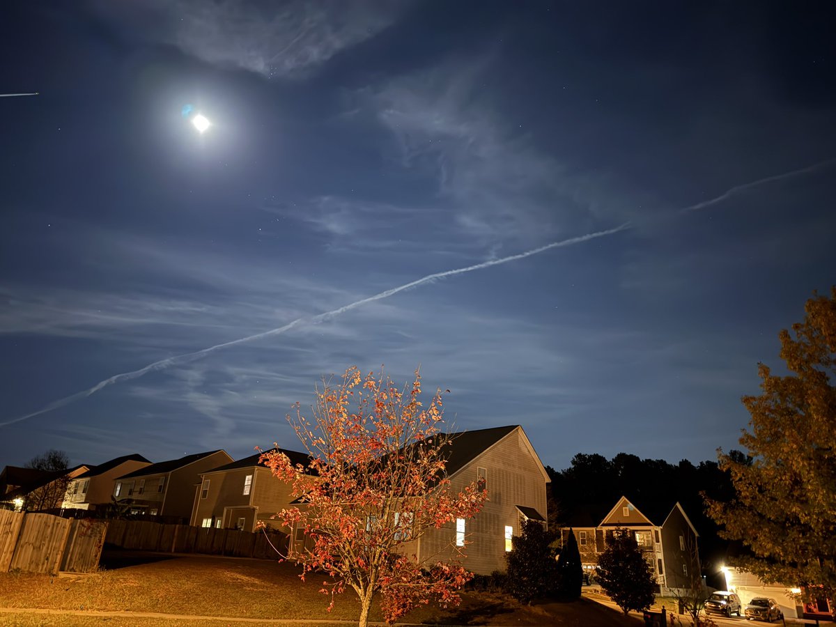 moonlizard's tweet photo. Chemtrailing under the cover of night at 9:45PM in Columbia SC. https://t.co/7ZK8gPsdOA