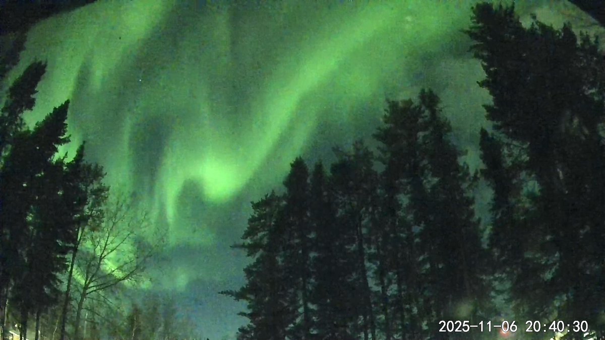 Substorm happening right now