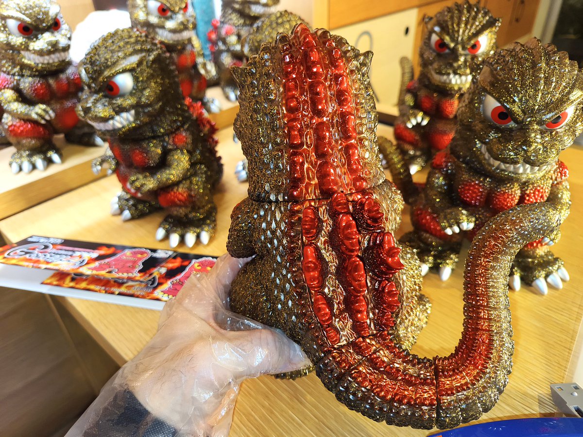 新生璃人/作家・監督/Toyメーカー・バーニングキングダム代表(ヴェム