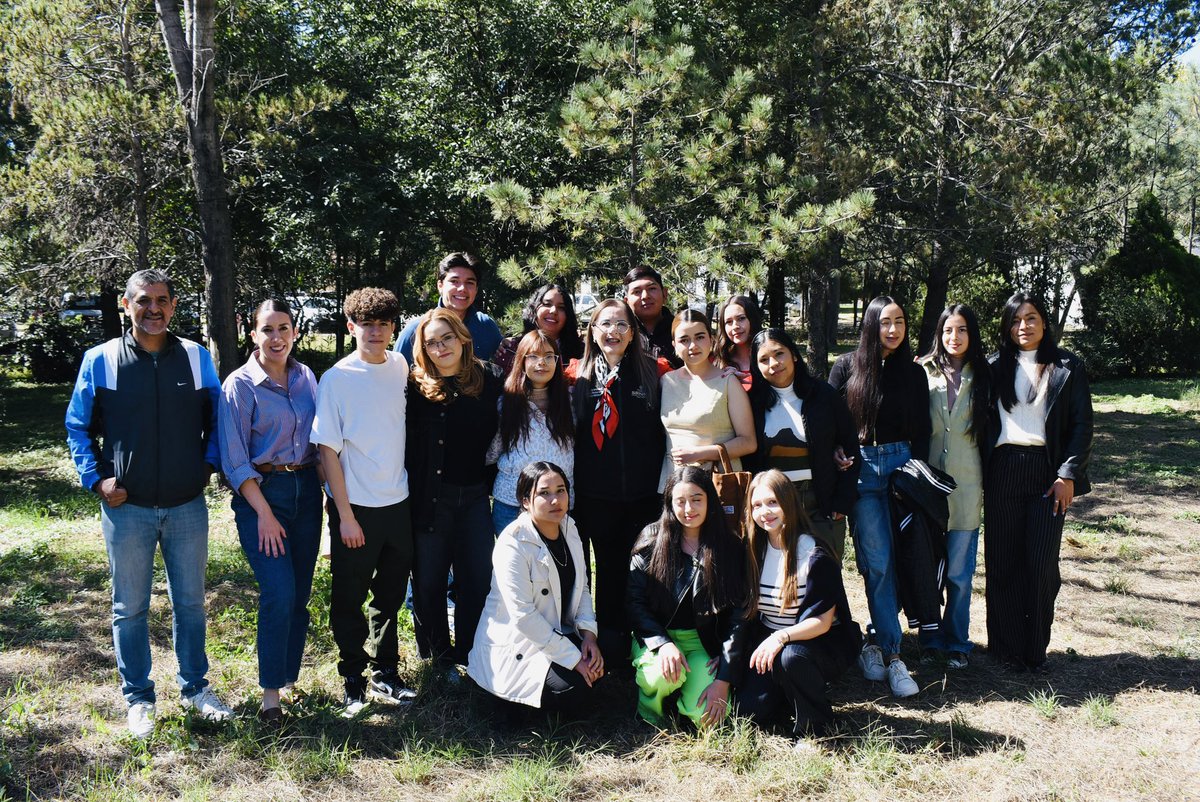SRNYMA's tweet photo. 🌿 Las nuevas generaciones también cuidan el planeta. 
Hoy estudiantes de la @UJED_Oficial conocieron cómo desde la @SRNYMA trabajamos por un #DurangoSustentable y un #GobiernoAbierto 💚

💪 Aprender, compartir y actuar: así se construye el futuro.
 #CuidemosElPlaneta https://t.co/CVcgR5CiW4