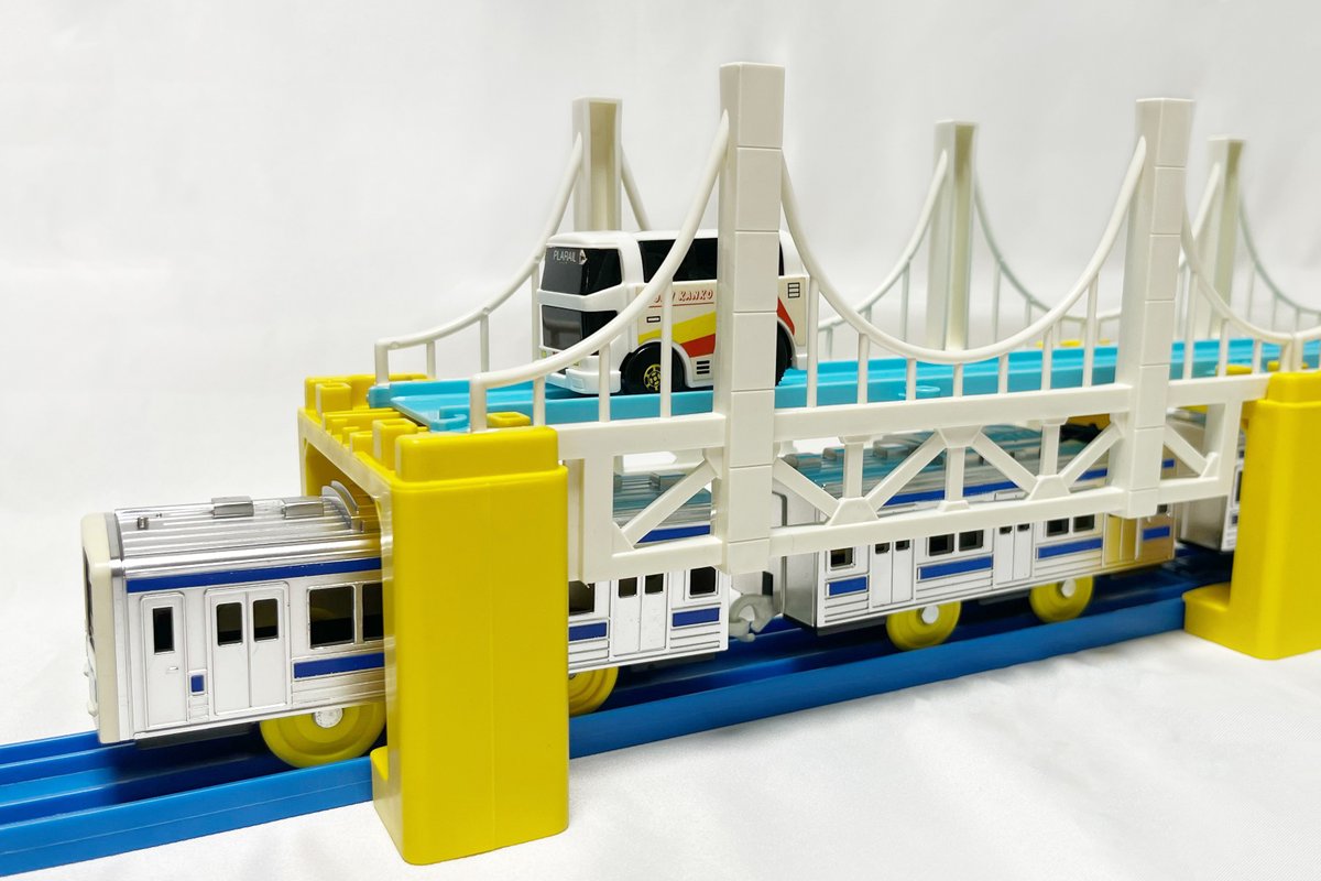 RM_MODELS_neko's tweet image. 昭和末期の1988年に発売されたプラレールのセット「近郊電車(ブルーライン)DXレールロードセット」。同封されている車両は415系のような青帯の車両ですが、瀬戸大橋をモチーフにしたであろう構成から、213系に見立てていたようです。(写真：なゆほ)

↓セット詳細記事はこちら
rail.hobidas.com/feature/528591/