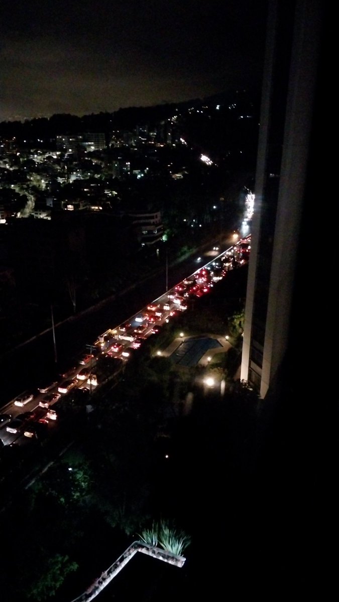 Caos en la Av. #MariscalSucre con apagón incluido. ¿Alguien sabe qué pasó? <a href="/ECU911Quito/">Coordinación Zonal 2-9 ECU 911 Quito</a>