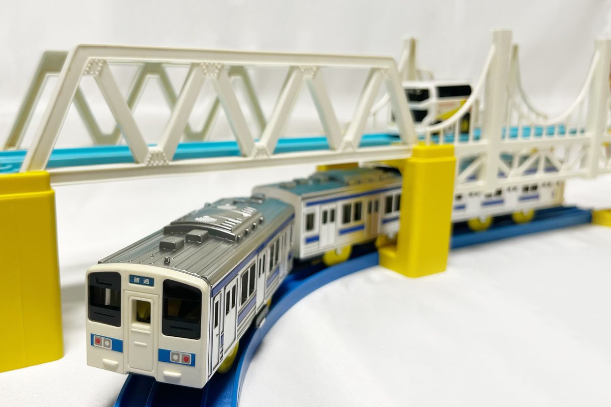 RM_MODELS_neko's tweet image. 昭和末期の1988年に発売されたプラレールのセット「近郊電車(ブルーライン)DXレールロードセット」。同封されている車両は415系のような青帯の車両ですが、瀬戸大橋をモチーフにしたであろう構成から、213系に見立てていたようです。(写真：なゆほ)

↓セット詳細記事はこちら
rail.hobidas.com/feature/528591/