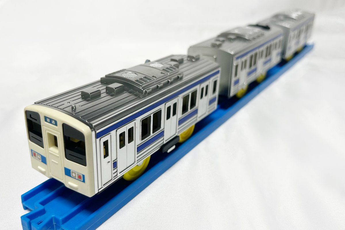 RM_MODELS_neko's tweet image. 昭和末期の1988年に発売されたプラレールのセット「近郊電車(ブルーライン)DXレールロードセット」。同封されている車両は415系のような青帯の車両ですが、瀬戸大橋をモチーフにしたであろう構成から、213系に見立てていたようです。(写真：なゆほ)

↓セット詳細記事はこちら
rail.hobidas.com/feature/528591/