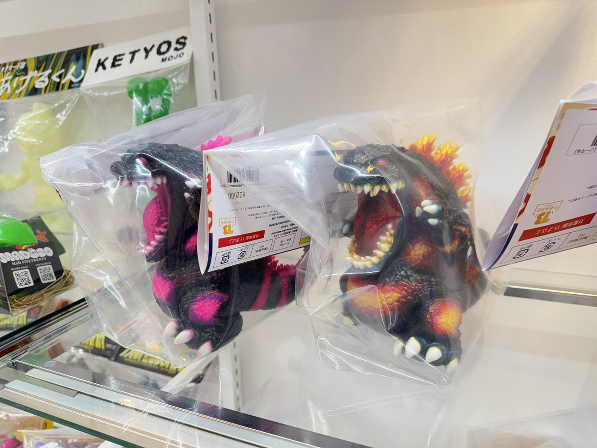 おはようございます🍂
T-BASE池袋P'PARCO店です🦉

好評によりお品切れしておりました #KAGEMARUゴジラ 少量ですが再入荷しております👀🐾

ご希望のカラーがございましたらお早めに💨

各カラー共に少量の入荷になりますのでお品切れの際はご容赦ください🙇‍♀️🙇‍♀️

本日も21時まで営業中です🈺