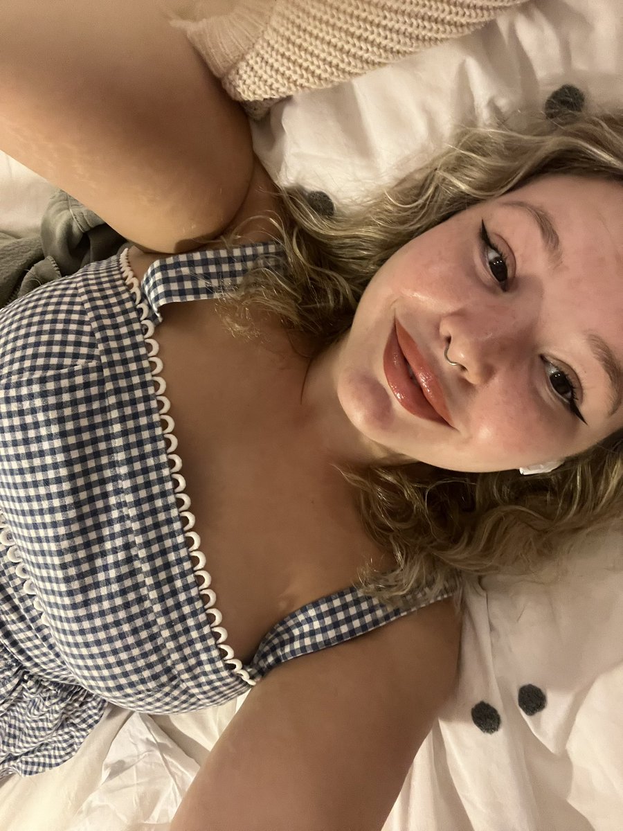 rena 💋 misses inhaler tweet media
