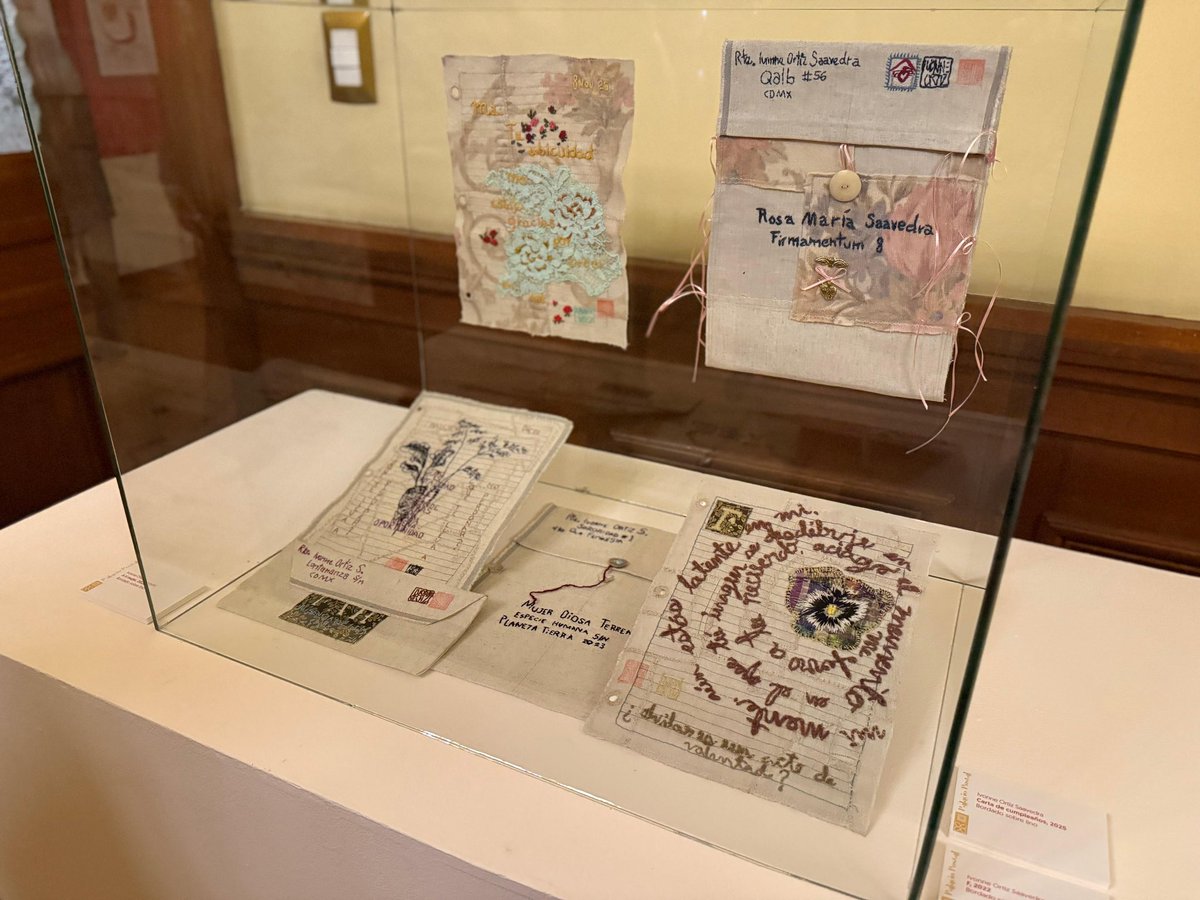 violeta_abreu's tweet photo. 🪡 @Palacio_Postal se llena hoy de hilos, memorias y emociones bordadas. ✨ “La segunda carta jamás enviada” reúne cien cartas que nunca partieron, pero encontraron destino en el arte.💌

Agradecemos a Ana Mayoral, curadora y coordinadora de la exposición, por hilvanar con sensibilidad este puente entre palabra y silencio. 💜

📍Visítala a partir de mañana, de martes a domingo, de 10:00 a 17:00 h.
Entrada libre.
 #ArteTextil