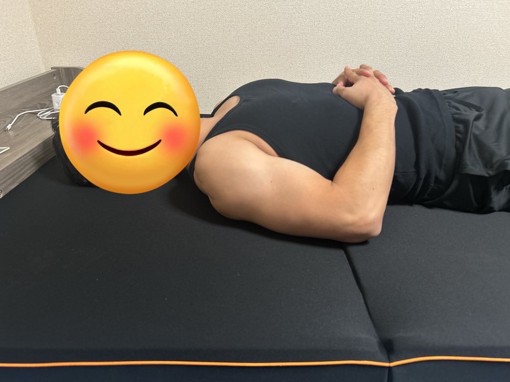 先日 #東北イノアック の皆さんが持ってきてくださった新商品 #GORIマッチョレス を友紀乃ちゃんのご主人マッチョ💪が体験🩷
マッチョ大満足の寝心地で「胸が開く！！」とのこと！お衣装を替えて撮影した2枚と共に🤣