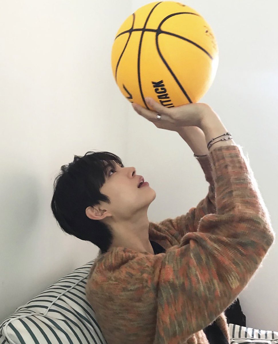 Geotwoo's tweet image. Between ramen breaks and three-point drills, I’ve been training my jump shot like it’s game day. Not quite Jordan material, but my noodle dunks? Untouchable. Debut’s close. Eyes up.