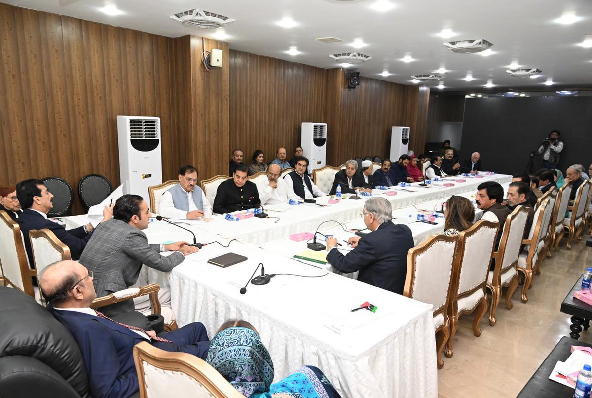 aijaz_PanhwarP's tweet photo. پاکستان پیپلزپارٹی کے چیئرمین @BBhuttoZardari کی صدارت میں سینٹرل ایگزیکٹو کمیٹی کا پہلا روز مکمل۔ پارٹی کی حکمت عملی اور عوامی فلاح کے منصوبوں پر اہم غور و فکر۔
#PPP #BBhuttoZardari #CentralExecutiveCommittee #PakistanPolitics #Sindh https://t.co/ZQq2QMJFFL