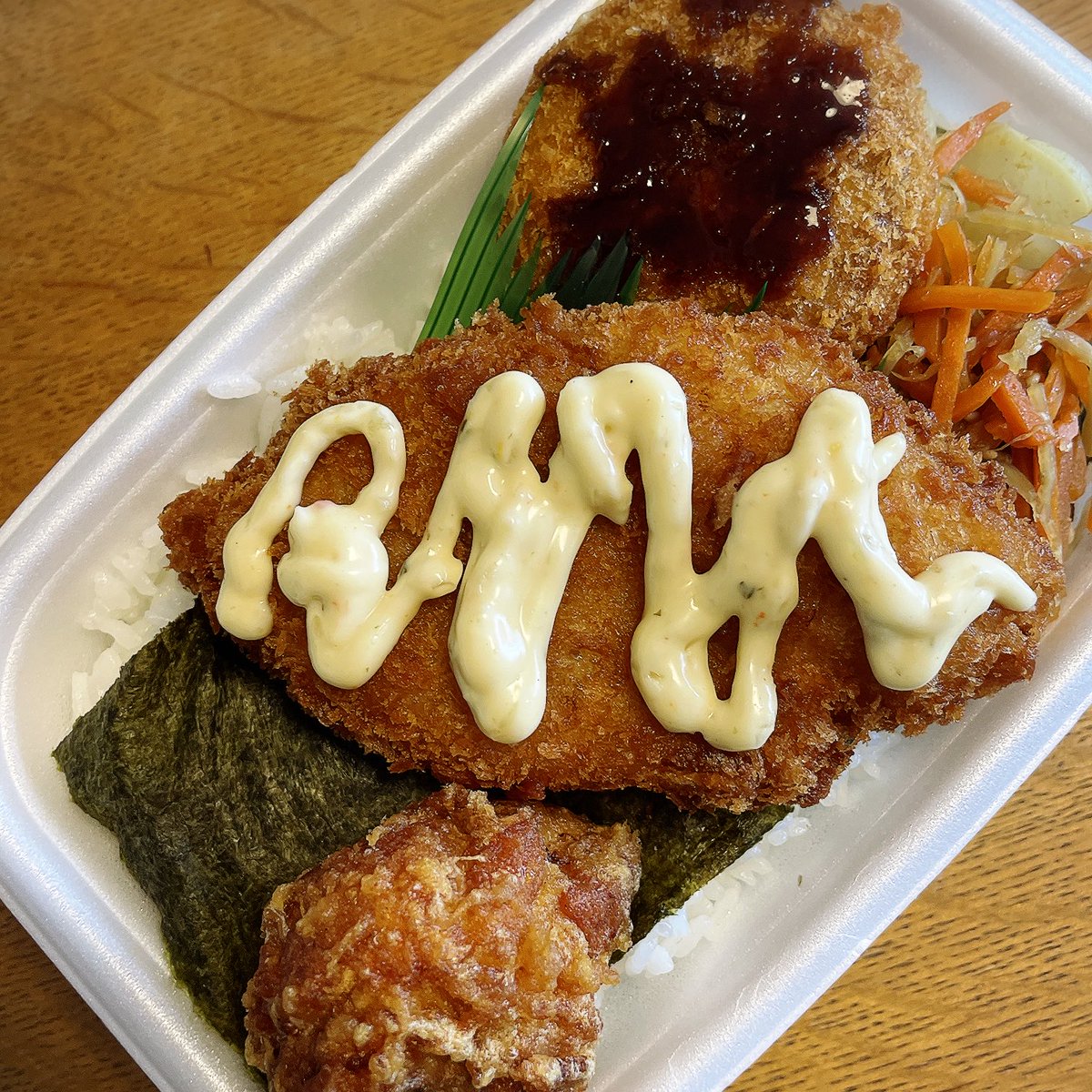 定期的に食べたくなる
今日は特のりタル弁当😊
いっただきまーす🥢