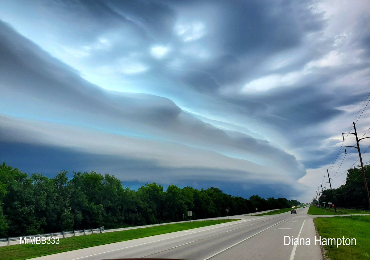 MrMBB333's tweet photo. The sky looked charged — like it was holding something in.
You can feel the tension in this shot.
Whatever this was… it wasn’t ordinary.
#MrMBB333 #EarthWatchman #SkyPhenomenon https://t.co/xL0QmjwbSF