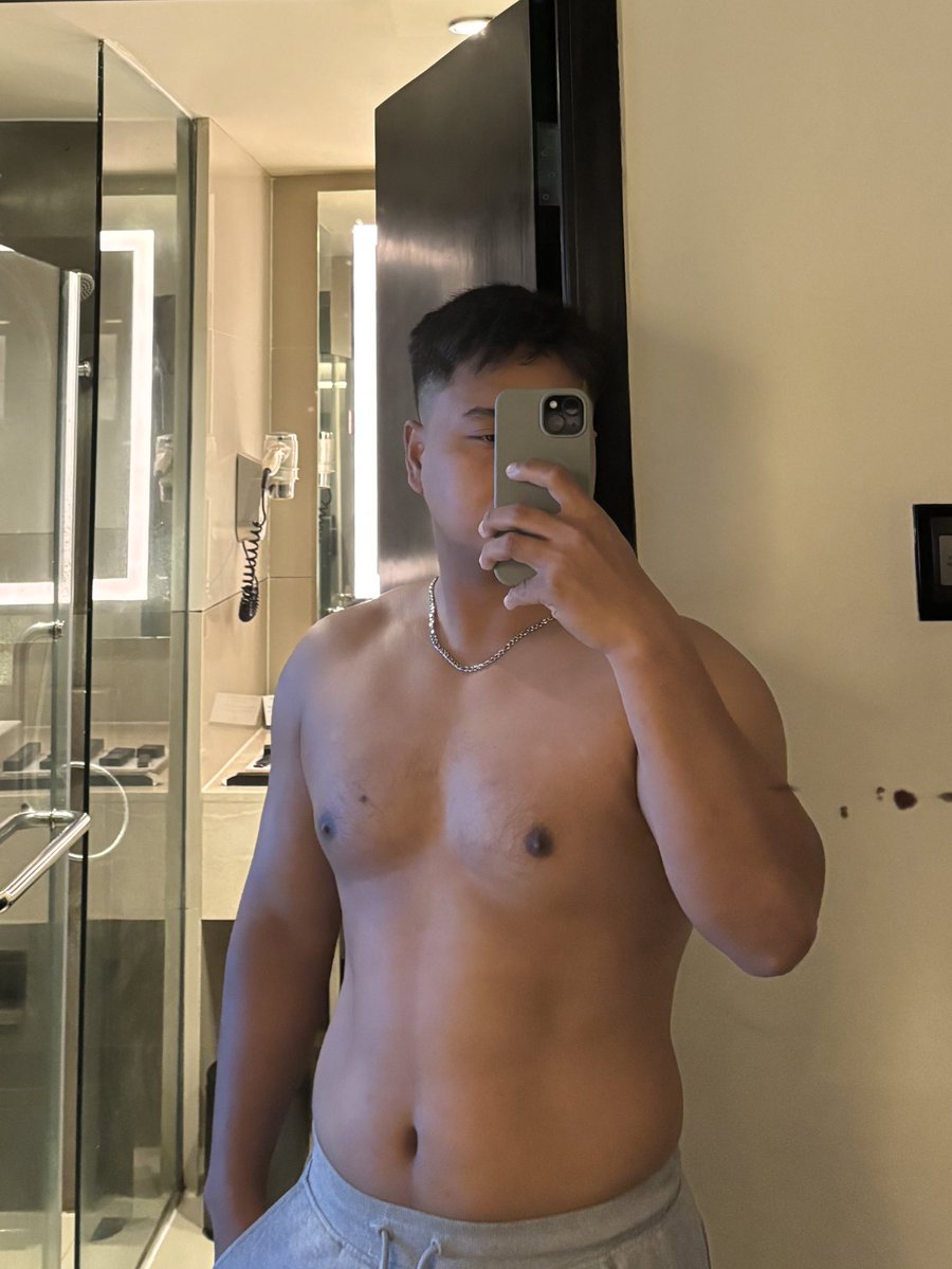 Barusan gw buka galeri di device lama dan gw baru ngeh pernah se lean itu di banding sekarang. Dan kayaknya emg harus kerja keras lagi😩 Udah kejauhan banget.
Dulu dan sekarang