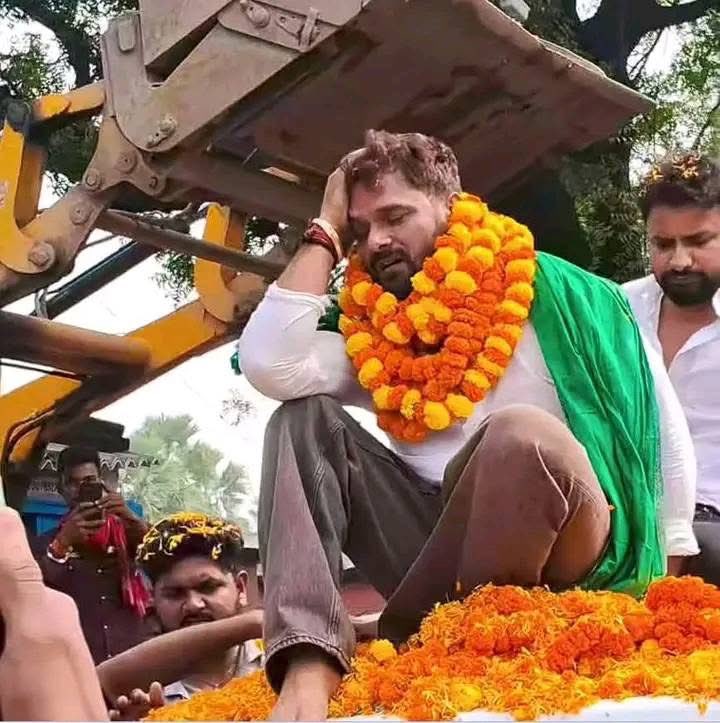 इस मदरबोर्ड का मुंबई स्थित बंगला को फडणवीस सरकार ने अवैध घोषित कर दिया है...बंगला कानूनी रूप से नहीं खरीदा गया  है। 

बुलडोजर कभी भी चल सकता है।

इसको अब मुंबई, सूरत में बिहारियों द्वारा आयोजित प्रोग्राम में जिसमें ये रात में नाच कर 15  20 लाख रुपया कमा लेता था उसको भी अब बैन कर