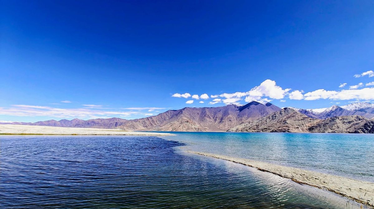 Vic_k_ey's tweet image. The serenity that carries you along...

#GoodMorning #Pals 🌇🍀🐦
Wishing you a joyous #FridayVibes
Warm regards 🌲🌹🙏

#IncredibleIndia 🇮🇳- The wonder of the blue sky and the lake.. Kasket peak, #Indian UT of  #Ladakh...
