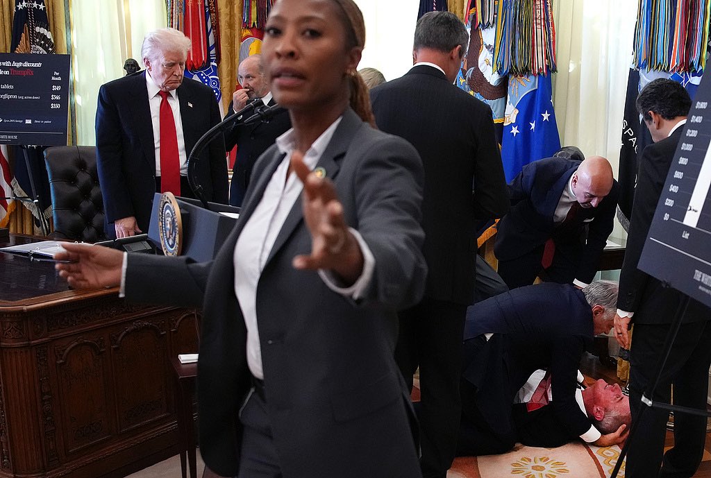 ShanghaiEye's tweet image. 🚨 Breaking: #Trump announces #WeightLossDrugs price cut deal; press conference briefly paused after a #pharma exec collapsed.