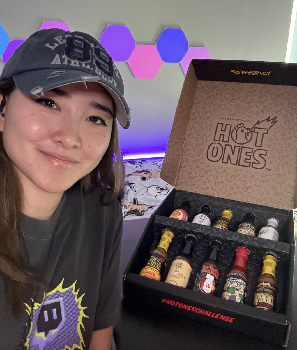 come watch me burn my mouth off doing the HOT ONES challenge 🔥🔥🔥

twitch.tv/nurseraquel