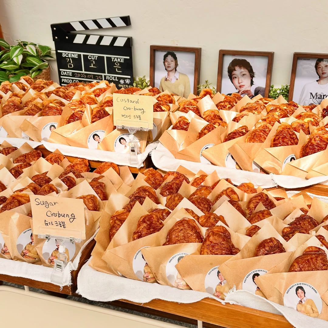 [Kim Goeun coffeetruck support]
💛김고은💛님 서포트 현장✨

자세한 후기는 ▶ instagram.com/p/DQVtqTLAUhB/

#커피차 #연예인커피차 #커피차서포트 #연예인서포트 #스탠다드커피차 #스탠다드커피 #standardcoffeetruck #촬영장커피차 #김고은 #KimGoeun #김고은커피차 #유미의세포들 #유미의세포들3