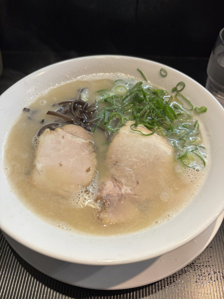 slotseventh's tweet photo. ラーメン　たつや❣️❣️

ラーメン、麺はカタ✨
それと小ライス❗️
味わい深いスープ⤴️
食べ出したら止まらん😆 https://t.co/HavfPPFtmx
