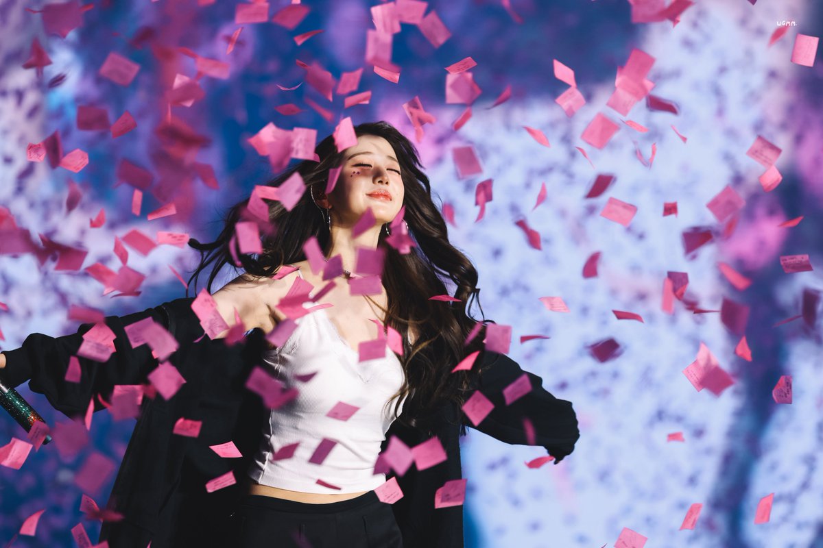 She is born to shine, she is happy~ 🥺🌸