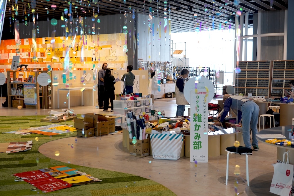 art_node's tweet image. 「ワケあり雑がみ部」本日開催！
今日、明日は特別に6階で開催している「もうひとつの森　「なにもしない」からはじめるメディアテーク」会場での実施です。いつもとは異なる開放的な場所で雑がみで遊びましょう！！
smt.jp/projects/anoth…
※開始が11:00からなのでお気をつけください。