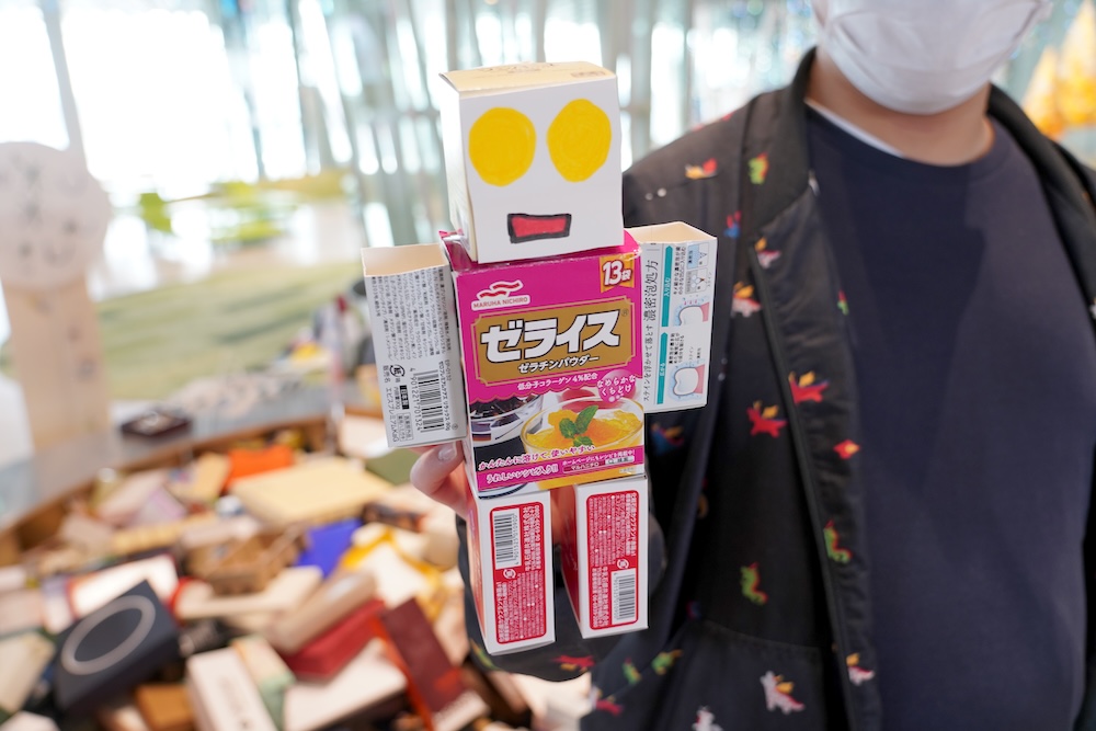 art_node's tweet image. 「ワケあり雑がみ部」本日開催！
今日、明日は特別に6階で開催している「もうひとつの森　「なにもしない」からはじめるメディアテーク」会場での実施です。いつもとは異なる開放的な場所で雑がみで遊びましょう！！
smt.jp/projects/anoth…
※開始が11:00からなのでお気をつけください。