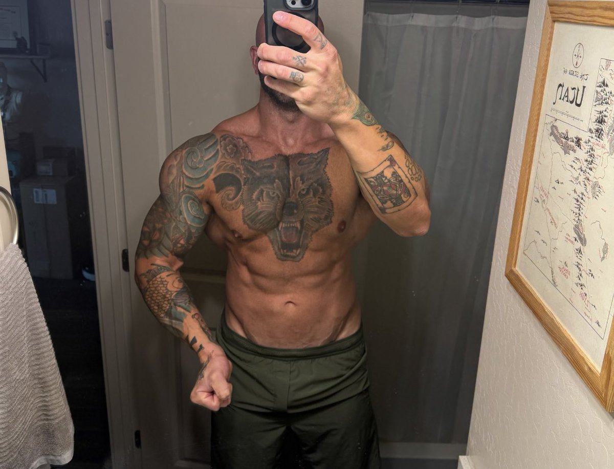 Retatrutide is my favorite bulking compound.

I’m 6’5” and 260lbs.

Biggest and leanest I’ve ever been.

Only thing I changed was adding reta.

It takes me about 6500 calories per day to grow at any measurable rate.

“Fast metabolism” is actually more of a malabsorption problem.