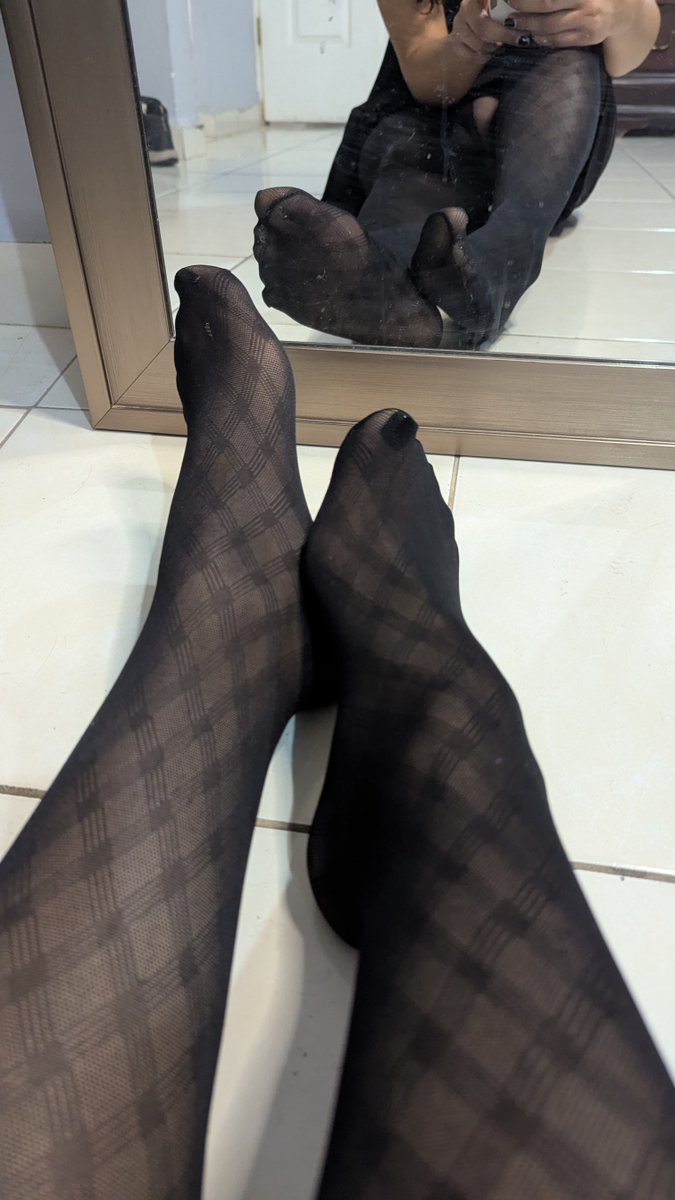 AmyForest2004's tweet photo. These lovely feminine legs used to be masculine👣🏳️‍⚧️
.
More content on my OnlyFans:
https://t.co/oVuUBPm7G4
.
#trans #transgirl #transwoman #transgender #transexual #feet #feetfetısh #feetworshi̇p https://t.co/xGUrt1Ax3D