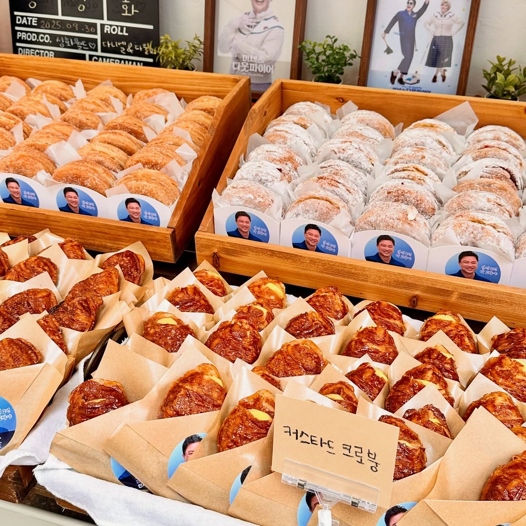 [Chung Sung Hwa coffeetruck support]
💛정성화💛님 서포트 현장✨

자세한 후기는 ▶ instagram.com/p/DQYUcmtgSzl/

#커피차 #연예인커피차 #커피차서포트 #연예인서포트 #스탠다드커피차 #coffeetruck #스탠다드커피 #standardcoffeetruck #촬영장커피차 #정성화 #ChungSungHwa #정성화커피차 #성화월드