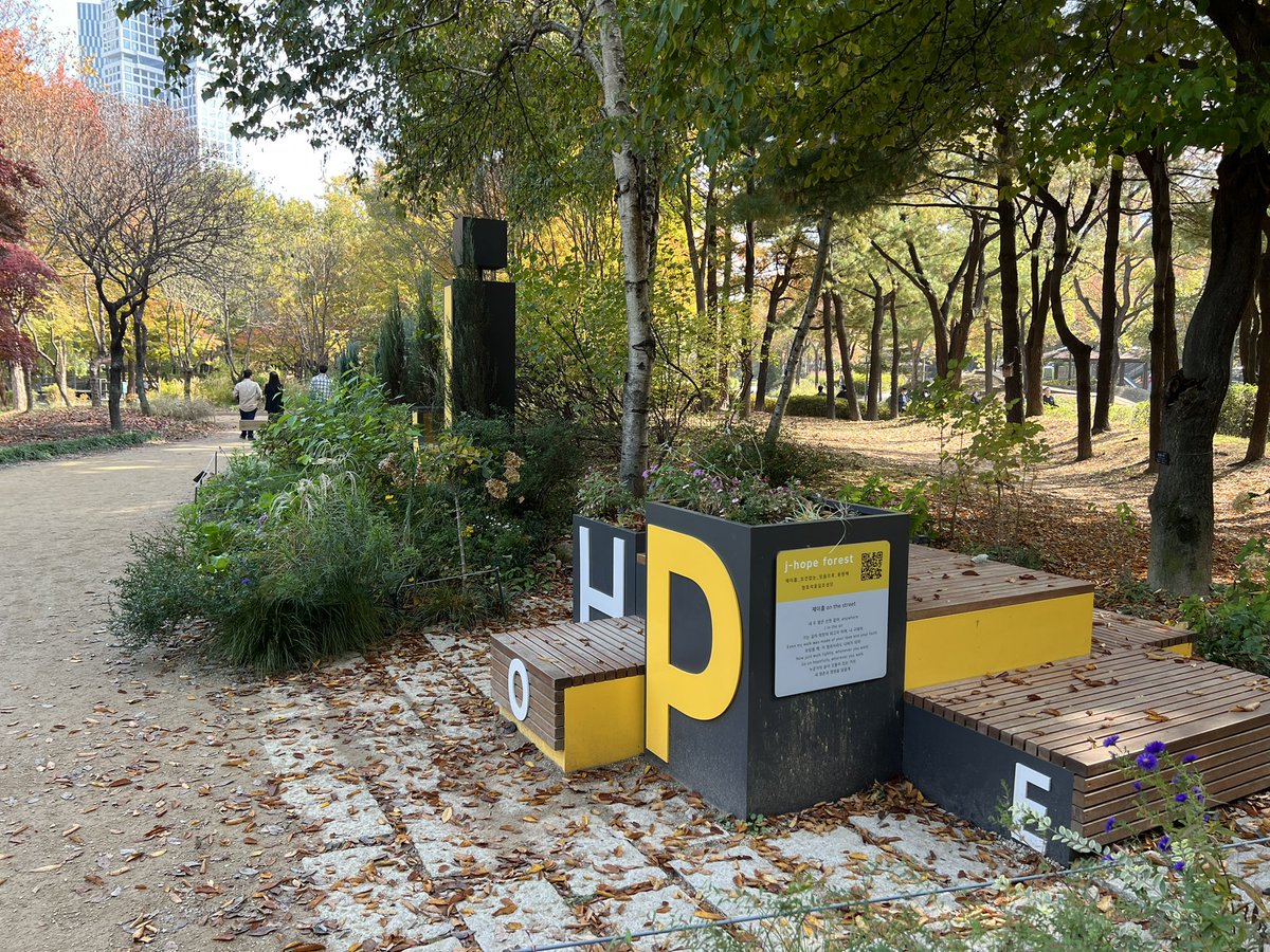 reading a sope fic recommended by <a href="/milkypinkypuff/">pinkypuff ⁷</a> in Seoul Forest in front of the j-hope bench. my sope heart is happy 🥺