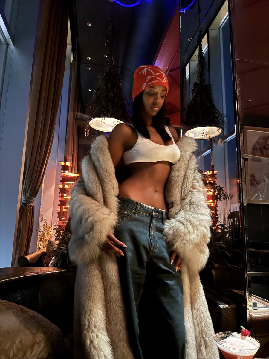 ladanai_'s tweet image. bring the blue fox out