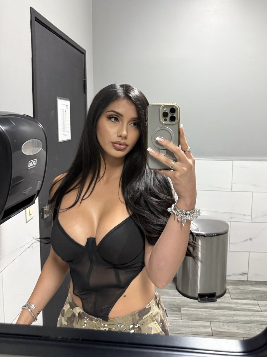 TeaserTins0's tweet photo. glasses on or off? 🤓 https://t.co/jOxFEsVe6B
